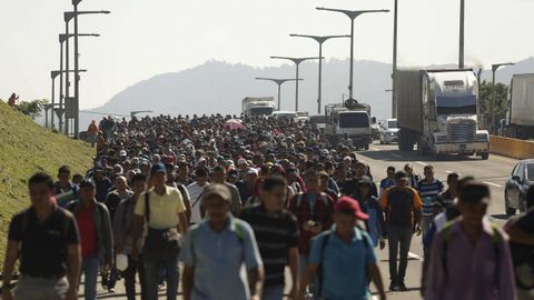 Una segunda caravana formada por unos 600 migrantes, rumbo a Estados Unidos, en El Salvador