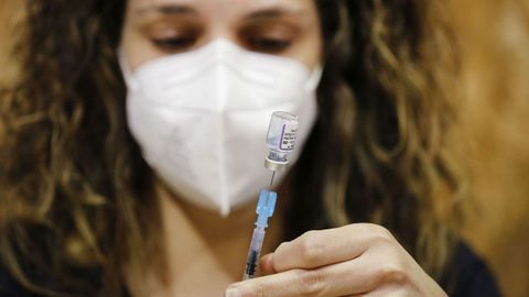 Los profesionales del Sergas siguen vacunando en los hospitales