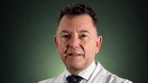 El doctor Maximino Abralde es oftalm�logo del CHUS y especialista en retina.