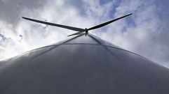 Un aerogenerador de un parque eólico gallego