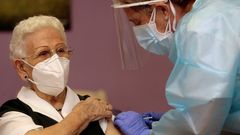 Araceli, de 96 aos, recibe la vacuna contra la Covid-19