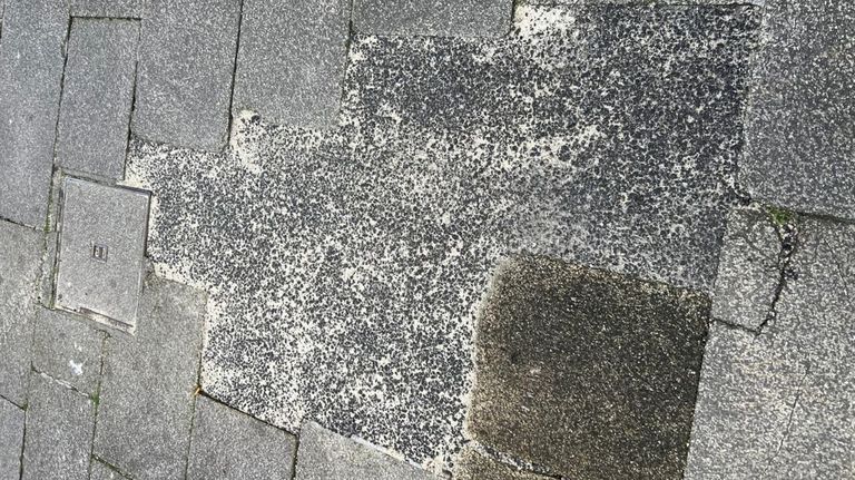 El PSOE de Baiona acusa al alcalde de parchear con asfalto sobre piedra en el casco histórico