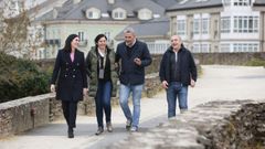 Paula Prado, Candia, ngel Gonzlez y Ramn Carballo paseando por el adarve de la Muralla