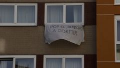 Vecinos del barrio del Orzn cuelgan pancartas para visibilizar el problema del ruido nocturno