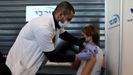 Un adolescente recibiendo la vacuna en Israel