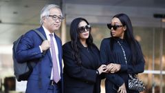 Vanessa Bryant (en el centro), con su abogado, Luis Li, y su amiga Sydney Leroux a la salida del juzgado en Los ngeles