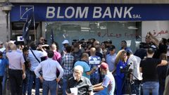 Un banco del Líbano rodeado de vecinos tras un atraco.