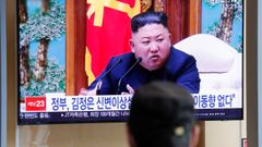 Surcoreanos observan en la televisin una informacin sobre Kim Jong