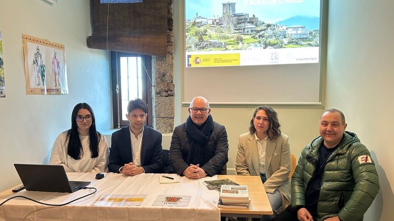 El equipo de estudio Luis Álvarez Arquitectura con el subdelegado del Gobierno, Eladio Santos, y el regidor, Alberto Vázquez, en la presentación