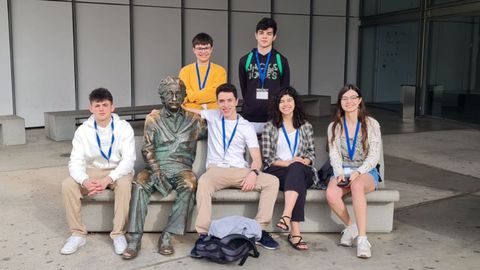 Luis Brculi, de pie con sudadera negra, y el resto de finalistas gallegos en la Olimpiada Espaola de Fsca, con la estatua de Einstein del Parque de las Ciencias de Granada
