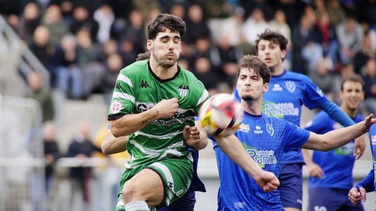 Villarino achica espacios a un delantero rival
