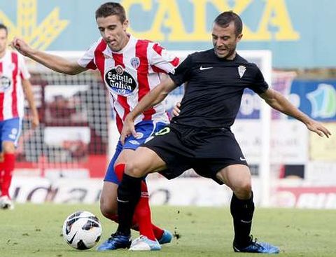 Fernando Seoane presiona a un jugador del Crdoba en el ngel Carro, en la tercera jornada.