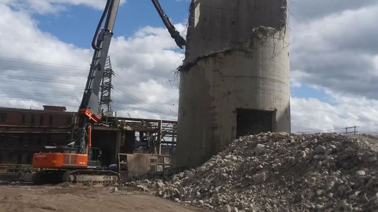 Derribo de la chimenea de la términa de Lada, en Langreo