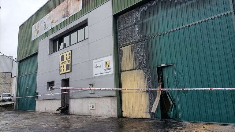 El día después del incendio de Ludecar en Lugo: «Por lo menos logramos salvar el ordenador en el que tenemos todos los datos de la empresa»
