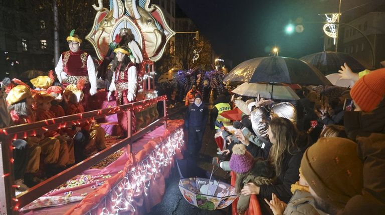 Multa a la empresa que organizó la cabalgata de Reyes en Ferrol por distribuir caramelos con azúcar