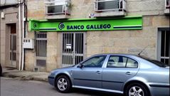 Dos encapuchados atracan una sucursal bancaria en A Merca