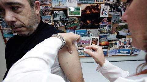 Sanidad Exterior de A Coruña, imagen de archivo de vacunación a viajeros con destinos tropicales