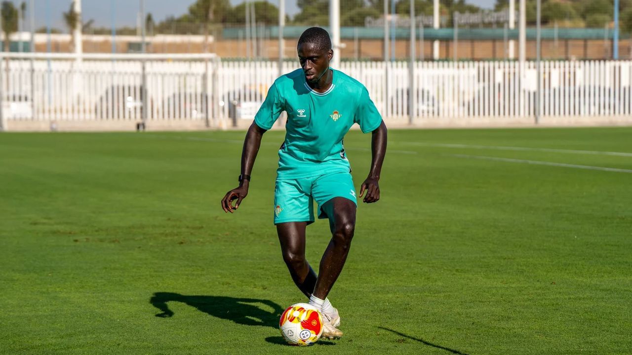 Situacin en la estacin provisional de A Corua a causa de los incendios.Mamadou Lamine Gueye, en su etapa como juvenil en el Real Betis Balompi.