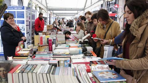 Ourense celebra el Da del Libro.En Ourense las casetas de las libreras se dan cita en el Paseo