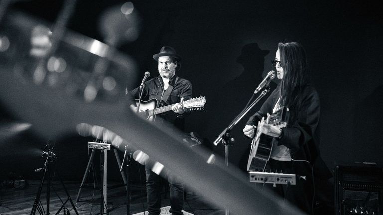Eladio y Los Seres Queridos recuperan «Agardarei» junto a la cantante Vega