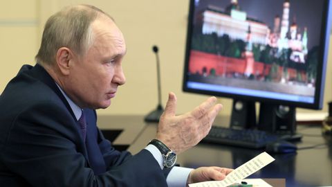 Vladimir Putin, durante una videoconferencia desde su residencia de Novo-Ogaryovo, en las afueras de Moscú