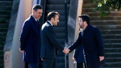 El presidente de la Generalitat, Pere Aragons, saludando a Pedro Snchez y a Emmanuel Macron al comienzo de la cumbre hispano-francesa