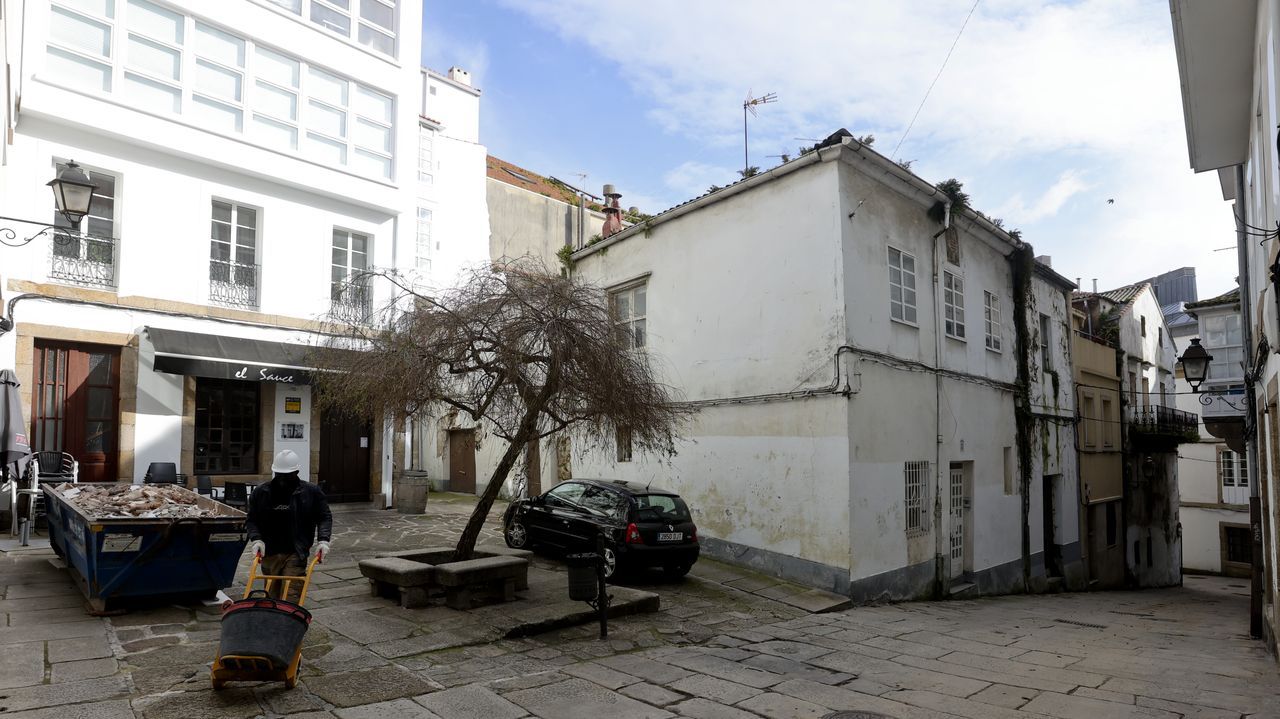 La casa de la sinagoga.Pasajeros en una de las embarcaciones tursticas del Diputacin en la Ribeira Sacra