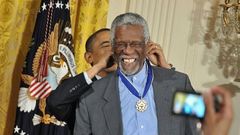 Bill Russell recibe la Medalla de Oro del Congreso, considerada la distincin civil ms alta en Estados Unidos