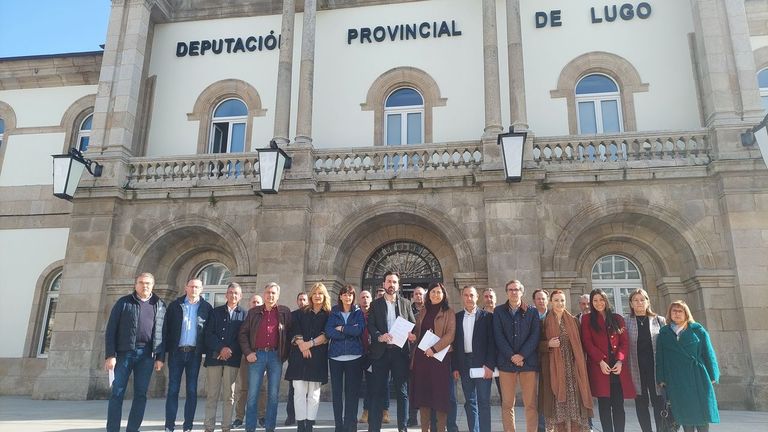 Los 24 diputados y concejales del PP de Lugo delante de la Diputación