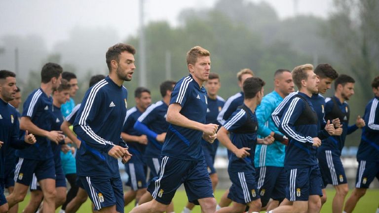 Los jugadores del Oviedo, con Róber Sierra en primer plano, en El Requexón