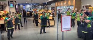 Un aplauso para los h�roes diarios de los supermercados