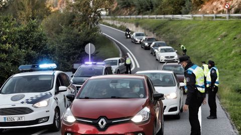 Controles en los accesos a Ourense en el primer domingo con la ciudad cerrada