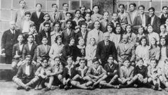 Grupo mixto de alumnas e alumnos no ano 1930; as primeiras mulleres chegaron s aulas no 1910.