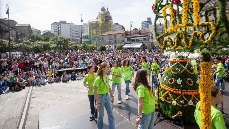 Os maios enchen de cor e coplas a contorna de Pontevedra
