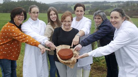Ana Vence, gerente de la Cooperativa de Campo Capela, y algunas de las trabajadoras con el queso mouro, multipremiado
