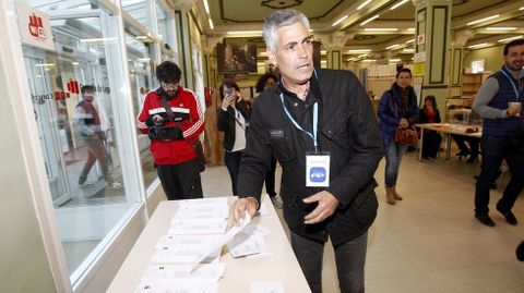 Jaime Castieira, del PP de Lugo, vota en el Edificio Administrativo do Concello