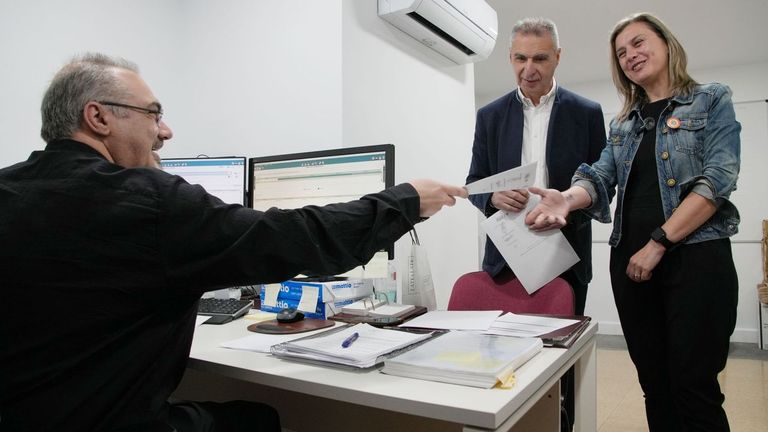 Luis Seara (BNG) y Natalia González (PSOE) presentaron en el registro del Concello de Ourense la solicitud de pleno extraordinario