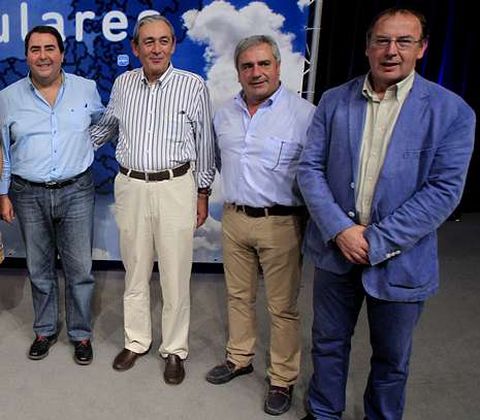 Santos, a la derecha, con Carlos Negreira (izquierda) y otros candidatos, en el acto celebrado el sbado. 