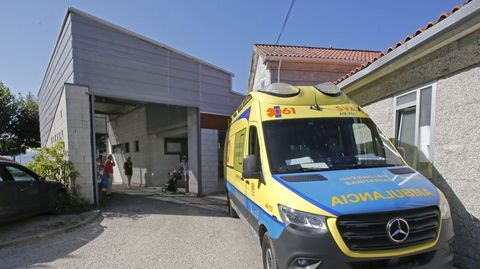 Una ambulancia a la entrada del PAC de Baltar, en Sanxenxo, en una imagen de archivo