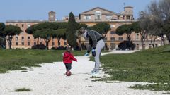 Una mujer jugaba este mircoles con su hijo por el Circo Mximo de Roma tras permitir inicialmente las autoridades italianas que los nios puedan salir a pasear una hora, una excepcin que est a debate en Espaa