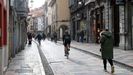 Varias personas pasean por el centro de Avilés