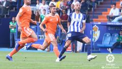 Lucas Ahijado y Yuri pugnan por un bal�n