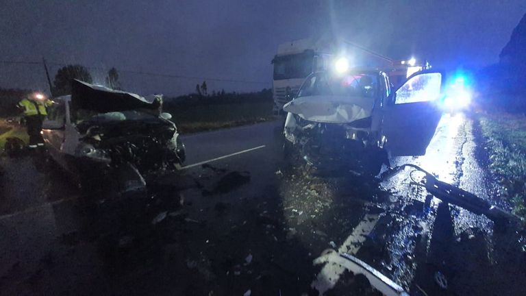 Los dos vehículos ocuparon los dos carriles y los efectivos tuvieron que cortar la circulación en el punto