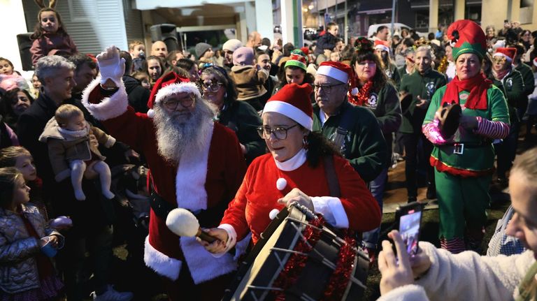 Papá Noel madruga para inaugurar la Vila dos Elfos en A Parda