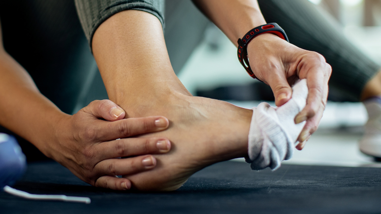¿Te duelen los pies? Estas son 10 señales que no debes dejar pasar