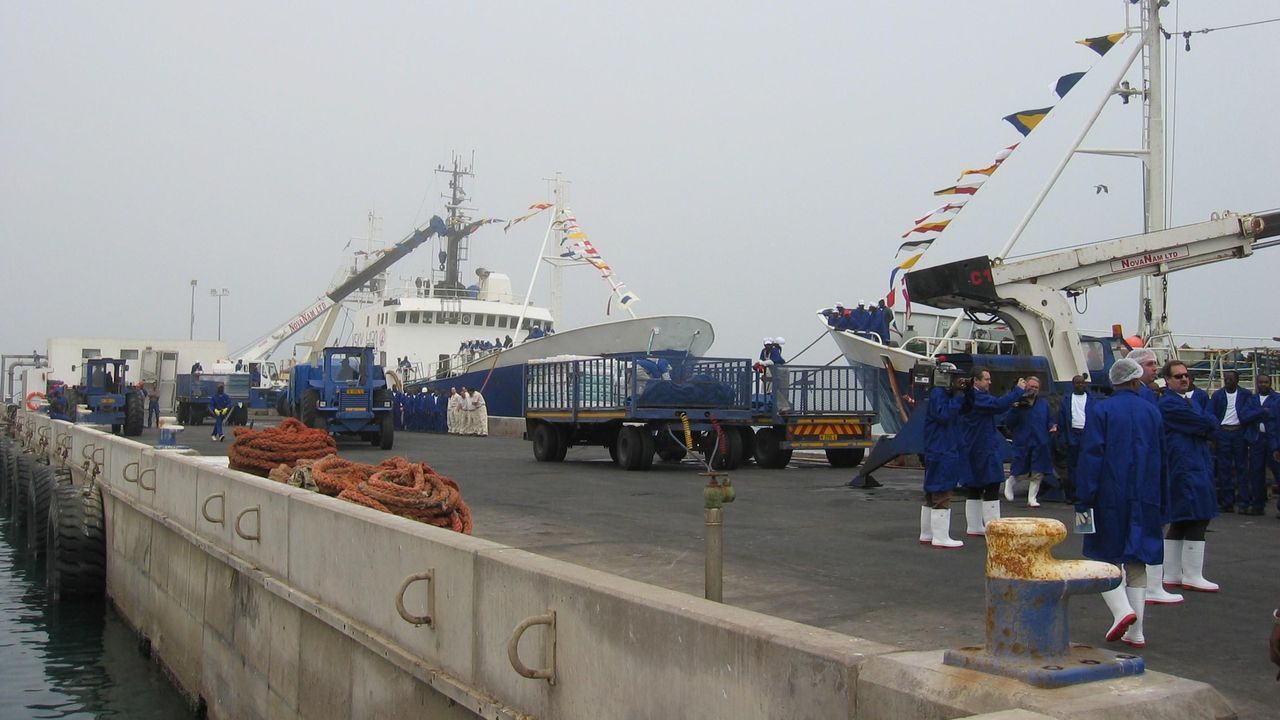 Xurxo Ayn, co arquelogo Alfredo Gonzlez Ruibal, sobre os restos dun tanque sovitico dos anos 80 durante unha expedicin cientfica en Etiopa que se levou a cabo no 2006