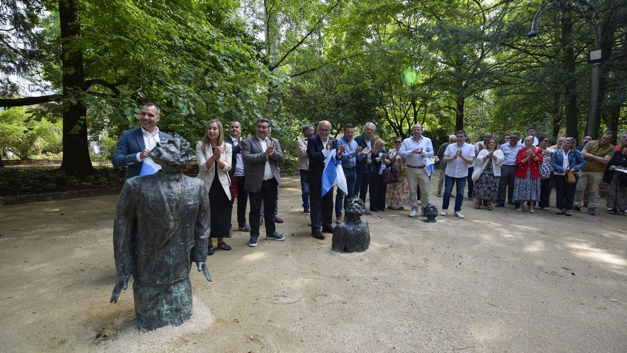 Protesta de ciclistas nudistas en pleno coraz�n de Berl�n.El alcalde de Caldas, Jacobo P�rez, a la izquierda, y el teniente de alcalde, Manuel Fari�a, el pasado 29 de mayo, cuando se inaugur� la restauraci�n de la carballeira y el jard�n bot�nico 