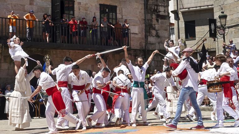 Desfile de la Coca, Penlas y espadas en Redondela