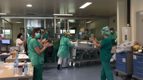 El primer paciente con coronavirus que abandon entre aplausos la uci del Hospital lvaro Cunqueiro