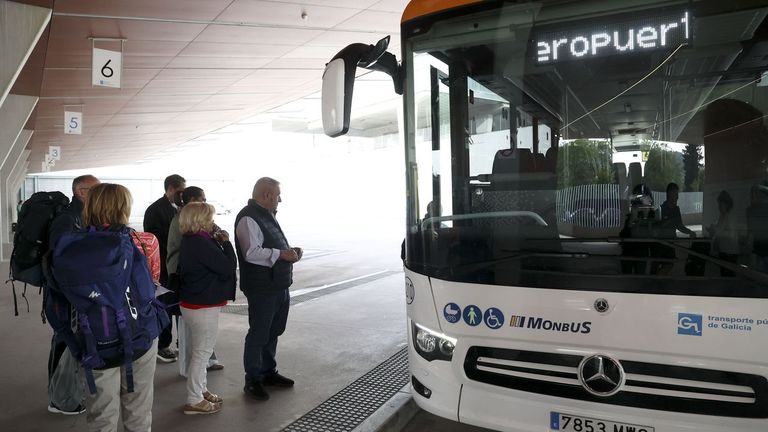 Retrasos en los buses y dudas de los viajeros en la primera jornada del cierre de Lavacolla